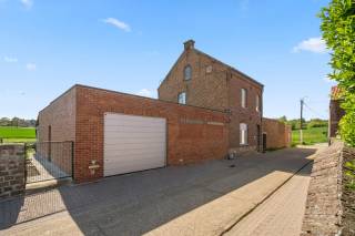 Deze gezellige woning is gelegen in het rustige Hoegaarden en is een open bebouwing met veel potentieel, perfect voor gezinnen. Met een gezellig terras, leuke tuin en een garage biedt het alle comfort en gemakken die je nodig hebt. Naast de ruime tuin en garage, beschikt de woning over een inkomhal, apart toilet, leefruimte/eetplaats, keuken, berging, badkamer en maar liefst 4 volwaardige slaapkamers. De woning is ideaal gelegen in een rustige buurt, maar toch dicht bij alle voorzieningen en het centrum van Hoegaarden. De woning is tevens ook alvast voorzien van 12 zonnepanelen en een batterij, ideaal dus voor de toekomst en om de energiekosten te verlagen. Kortom, deze woning biedt alles wat je nodig hebt voor een comfortabel gezinsleven. Met zijn karakteristieke uitstraling en ruime indeling is het een plek waar je je direct thuis zult voelen.