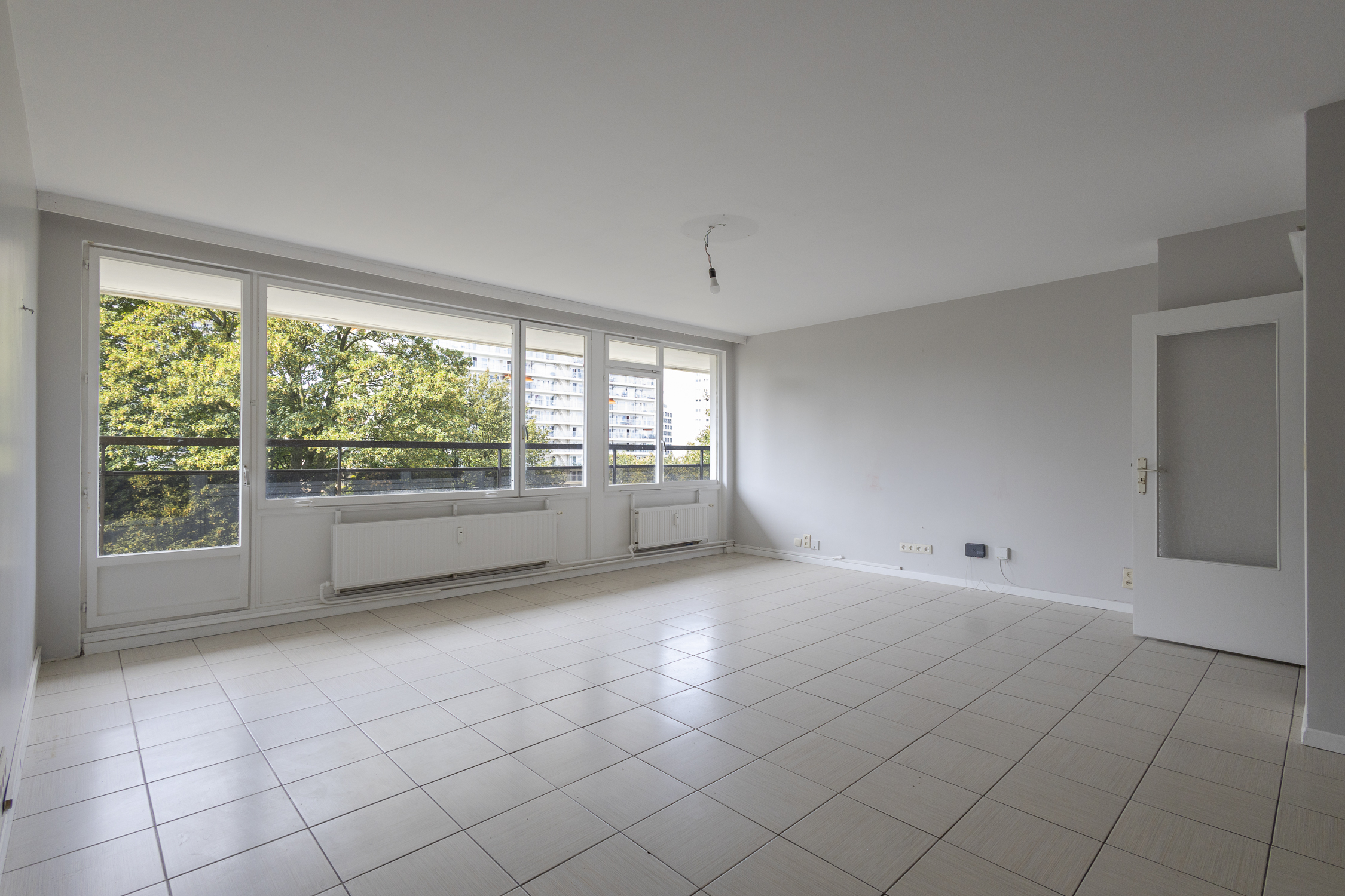 Appartement met 3 slaapkamers, terras en parking in Jette. - foto 4