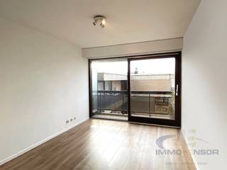 Deze recent gerenoveerde studio bevindt zich op de tweede verdieping van residentie Golden Sand in de wijk Raversijde te Oostende. Gelegen aan de zeedijk, tussen de duinengordel van het bruisende Oostende en Middelkerke, in de nabijheid van openbaar vervoer. Veel parkeer mogelijkheid in de omgeving. Gunstige EPC!<br /><br />De studio is actueel verhuurd voor tot 31 oktober 2026 en is ideaal als investering.  Geschikt voor zowel eigen bewoning,  tweede verblijf of verhuur. De ruime woonkamer met veel lichtinval geeft toegang tot het aangename zuidgericht balkon.<br /><br />De elektriciteit is conform gekeurd. Nieuwe badkamer met professioneel geplaatst beton ciré, nieuwe doorstromer en verluchting.  In de woonkamer ligt nieuwe vloerbekleding met geluidsdempende isolatie. Praktische kitchenette met wastafel, dampkap en kookplaat.<br /><br />Zee en strand bevinden zich op 30 meter afstand, in de onmiddellijke omgeving van de historische domeinen Walraversijde en Domein Prins Karel. <br /><br />Gemeenschappelijke fietsenberging in het gebouw.<br /><br />Deze studio heeft naast zijn uitmuntende ligging héél wat troeven! Kom ze ontdekken en maak jouw afspraak met Nikolaas op 0496 68 84 67 of via info@ensor.immo