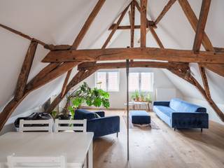 <strong>Bijzondere opbrengsteigendom (240 m²) bestaande uit een dakappartement en drie afzonderlijke kamers met eigen sanitair, gelegen in een kleinschalige residentie nabij het Zuid</strong>.<br /><br /><strong>De doordachte indeling van het eerste verdiep, met drie slaapkamers, drie douchekamers en een open keuken, biedt een uitzonderlijk verhuurbaar potentieel</strong>. Deze verdieping leent zich perfect voor tijdelijke of langdurige verhuur, co-housing of exploitatie als Airbnb/B&amp;B, met een optimale benutting van de beschikbare ruimte en sanitaire voorzieningen. <br /><br /><strong>De huidige jaarlijkse huurinkomsten van de drie kamers komen op ongeveer +/- € 70.000 per jaar wat uitzonderlijke mogelijkheden biedt en een werkelijk uniek rendement.</strong><br /><br /><strong>Het tweede verdiep beschikt over een tweede keuken en leefruimte, evenals een open slaapkamer met ensuite badkamer</strong>. Hierdoor kan dit niveau volledig autonoom functioneren, wat de opdeling in meerdere wooneenheden of een gemengde woon- en verhuurformule bijzonder aantrekkelijk maakt.<br /><br />Dankzij deze flexibele configuratie kan het pand verder worden uitgebaat als een rendabele combinatie van privéwoning en verhuureenheid, als co-housingproject, of als één ruime woonentiteit met vier slaapkamers en privatief sanitair.<br /><br /><strong>Kortom, een atypisch en veelzijdig aanbod met een sterk inkomsten- en waardevermeerderingspotentieel, ideaal voor wie kwalitatief wil wonen en tegelijk een duurzaam extra rendement nastreeft.</strong>