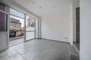<p><span>duplexappartement met twee slaapkamers en een eigen ingang.</span></p>
<p><span>Dankzij de veelzijdige indeling is dit pand ideaal om wonen en werken te combineren. U kunt er uw winkel, kantoor of praktijk voor een vrij beroep vestigen, met uw woning vlakbij en afzonderlijke toegangen voor beide functies. Het geheel biedt ook een interessante investeringsmogelijkheid voor verhuur, dankzij de combinatie van een handelsruimte en een woning.</span></p>
<p><span>Het handelsgedeelte bestaat momenteel uit twee ruimtes, elk met een eigen ingang. Deze kunnen worden samengevoegd om een indeling te creëren die aansluit bij uw behoeften. Een kelder biedt extra opslagruimte.</span></p>
<p><span>Het duplexappartement is bereikbaar via een eigen ingang en beschikt over een ruime leefruimte met een zitgedeelte, eetgedeelte en open keuken, evenals een badkamer op hetzelfde niveau. Op de bovenverdieping geeft een nachthal toegang tot twee slaapkamers.</span></p>
<p><span>Wenst u een bezoek te plannen? Neem contact met ons op! +32 (0)63 33 00 69 – </span><span>sud.luxembourg@weinvest.be</span></p>