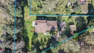 <p>Op een absolute toplocatie in Schilde bevindt zich deze karaktervolle seventiesvilla, gelegen op een perceel van 3.425 m². De woning combineert royale leefruimtes, drie slaapkamers, twee badkamers en een ruime garage met een prachtige zuidwest georiënteerde tuin. Deze woning ademt de typische charme en ruimtelijkheid van de jaren zeventig en biedt dankzij haar genereuze oppervlaktes tal van mogelijkheden voor wie op zoek is naar een gezinswoning met karakter.</p>
<p><strong>GELIJKVLOERS<br /></strong><strong>Inkomhal 19m²</strong> met gastentoilet, handenwasser en ingebouwde vestiairekast.<br /><strong>Woonkamer 73m²,</strong> deels op natuursteen en deels op vast tapijt, voorzien van ingemaakte kasten en een TV-meubel in mahoniehout.<br /><strong>Keuken 47m²</strong> op tegel met kookeiland en ontbijthoek, uitgerust met inductiekookplaat, koelkast, diepvriezer, vaatwasser, microgolfoven, heteluchtoven, dampkap en spoelbak.<br /><strong>Hoofdslaapkamer 15m²</strong> op parket.<br /><strong>Badkamer 16m²</strong> met ligbad, dubbel lavabomeubel, ingemaakte kasten en toilet.<br /><strong>2de slaapkamer 16m²</strong> op parket met ingemaakte kasten.<br /><strong>3de slaapkamer 14m²</strong> op parket met ingemaakte kasten.<br /><strong>2de badkamer 10m²</strong> met ligbad in mozaïek, enkel lavabomeubel, ingemaakte kasten en toilet.<br /><strong>Ruime garage 53m²</strong> op tegel met uitgietbak en verschillende werkruimte van <strong>28 m² &amp; 15 m².</strong></p>
<p>Zuidwestgeoriënteerde tuin met een terras van 40m².</p>
<p><strong>1STE VERDIEPING<br /></strong><strong>Bureel 31m²</strong> op parket met toegang tot het balkon.<br /><strong>Wasplaats 4m²</strong> op tegel.</p>
<p><strong>BIJZONDERHEDEN</strong><br />Deze woning valt onder de renovatieplicht. Binnen de 6 jaar na aankoop dient deze energetisch gerenoveerd te worden naar minstens een EPC score D.<br />Kruipruimte, centrale verwarming op stookolie, aansluiting voor aardgas voorzien, ondergrondse stookolietank van 4.000 liter, dubbele beglazing en schrijnwerk in meranti hout.</p>
<p><strong>POSITIEVE PUNTEN<br /></strong>Senventies villa<br />Absolute toplocatie<br />+- 107 meter straatbreedte<br />Zuidwest georiënteerde tuin</p>