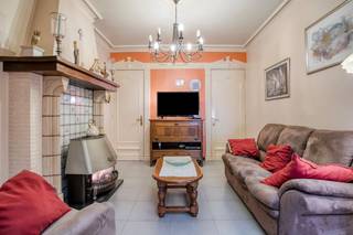 Gelegen in de Wandelingstraat, een zijstraat van de Veemarkt in Kortrijk, vinden we deze instapklare woning met 3 slaapkamers. Dankzij de centrale ligging nabij het stadscentrum en vlotte verbindingen naar belangrijke invalswegen, geniet je hier van optimaal wooncomfort. De gezellige leefruimte, de ruime kamers en het zonnige terras zijn slechts enkele van de vele troeven. Op zoek naar vastgoed in Kortrijk? Dan is dit zeker een bezoek waard!Indeling:Gelijkvloers:- inkomhal met praktische bureauruimte- gezellige zithoek met gaskachel- comfortabele keuken met zicht op het terras- aangename eethoek- badkamer voorzien van douche, lavabomeubel en toilet- leuk, zonnig terrasEerste verdieping:- de master bedroom- tweede slaapkamer met doorgang naar de zolderverdiepingTweede verdieping:- twee af te werken kamers, ideaal als extra slaapkamer(s) en/of hobbyruimte / zolderMeer informatie of een bezoek gewenst?Contacteer Valentine Duquesne via 0493/25 32 62 of valentine.duquesne@dewaele.comDit pand is onderworpen aan de renovatieverplichting van de Vlaamse overheid voor residentiële gebouwen (behoudens bij sloop binnen 5 jaar na de aankoop). Consulteer voor meer informatie de website van het Vlaams Energie- en Klimaatagentschap via https://www.vlaanderen.be/een-woning-kopen/renovatieverplichting-voor-residentiele-gebouwenBestuursmaatregelen in het maatregelenregister: nee