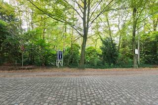 Schitterend villaperceel van ca. 4.450 m² voor de oprichting van een eengezinswoning. Deze villagrond ligt in een bosrijk en residentieel villapark...