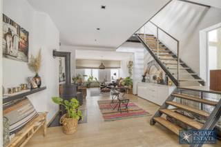 <p><span>Mollem - Charmant eengezinshuis met zwembad.</span></p><p><span> </span></p><p><span>Bij binnenkomst wordt u meteen verleid door de ruime en lichte woonkamer die uitkomt op een ingerichte keuken en een ruime eetkamer. Aan de achterkant van het huis bevinden zich een badkamer en een wasruimte.</span></p><p><span>Op de eerste verdieping bevindt zich een mooie kantoorruimte of speelkamer, aangevuld met een slaapkamer met inbouwkasten. </span></p><p><span>De tweede verdieping biedt een grote slaapkamer met een verhoogd platform en een extra slaapkamer, die veel ruimte en tal van inrichtingsmogelijkheden biedt.</span></p><p><span> </span></p><p><span>Buiten geeft het terras toegang tot een grote tuin en het zwembad.</span></p><p><span> </span></p><p><span>Aanwezigheid van zonnepanelen.</span></p><p><span> </span></p><p><span>Dankzij de gewilde ligging in Mollem, dicht bij winkels, scholen en openbaar vervoer, combineert dit huis comfort, functionaliteit en levenskwaliteit.</span></p><p><span> </span></p><p><span>Voor meer informatie of om een bezichtiging te plannen, kunt u contact met ons opnemen op 02/460.42.01 of via info@square-estate.be</span></p>