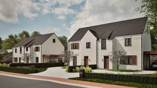 <p>In de Gestelstraat, ter hoogte van huisnummer 16/18, worden vier ruime en stijlvolle pastorijwoningen gerealiseerd. De woningen combineren een landelijke architectuur met hedendaags wooncomfort en een uitstekende energieprestatie. Ze zijn rustig gelegen met een prachtig open zicht op de achterliggende weilanden en het groen, terwijl de E313 en E314 vlot bereikbaar zijn.<br /><br /><strong><u>WONING 16B – LOT 3 | RUIME ENERGIEZUINIGE PASTORIJWONING</u></strong><br />Woning 16B heeft een bewoonbare oppervlakte van ca<strong>. 187,5m²</strong> en staat op een ruim perceel. De woning wordt volledig afgewerkt, waarbij je de afwerking op verschillende punten nog zelf kunt kiezen. Bovendien zijn de tuinaanleg en carport inbegrepen en is er een vergunning voor een tuinberging, die optioneel kan worden voorzien.<br /><br /><strong>*Gelijkvloers</strong><br />Via de inkomhal met vestiaire en apart toilet kom je in de ruime leef- en eetruimte. De aangrenzende leefkeuken beschikt over een praktische berging/wasplaats. Dankzij de grote raampartijen aan de achterzijde geniet je hier van bijzonder veel lichtinval en een mooi zicht op de tuin. De afwerking kan nog naar eigen smaak gekozen worden, waaronder de vloer, keuken, badkamer en binnendeuren.<br /><br /><strong>*Verdieping</strong><br />Op de eerste verdieping bevinden zich twee ruime slaapkamers en een royale master bedroom met ruimte voor een dressing. Daarnaast is er een badkamer met bad en douche en een apart toilet. De slaapkamers worden voorzien van een laminaatvloer.<br /><br /><strong>*Zolder</strong><br />De ruime zolder van ca. 40m² is bereikbaar via een betonnen trap en wordt gechapt. Deze ruimte kan, indien gewenst, volledig worden afgewerkt en biedt tal van mogelijkheden voor extra slaapkamers, een bureau, hobbyruimte of polyvalente ruimte.<br /><br />Een grote troef is het <strong>E-peil van 0 en energielabel A+.</strong> Dit wordt onder meer gerealiseerd dankzij zonnepanelen, een warmtepomp, vloerverwarming en een automatisch ventilatiesysteem type D.<br /><br />Vermelde prijs is exclusief btw en notariskosten. Interesse in een ruime, energiezuinige nieuwbouwwoning met een landelijke uitstraling en veel buitenruimte? Neem dan contact met ons op voor meer informatie of een afspraak: 011 39 90 50 - info@jansenrealestate.be. Wij ontzorgen je ook voor de verkoop van je huidige woning.</p>