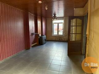 SCHELLEBELLE - Deze te renoveren woning heeft een centrale ligging, want er bevinden zich verschillende buurtwinkels, scholen, sportfaciliteiten,...