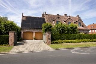 In de www.papaversstraat13.be (url kopiëren en plakken indien doorklikken niet lukt) in Kuurne stellen we jou graag deze alleenstaande woning met karakter, veel ruimte, drie slaapkamers en een fijne tuin voor. Binnen zorgen de kwalitatieve, rustieke materialen voor een warme sfeer, terwijl je buiten geniet van de rust van een aangename woonomgeving. En toch woon je hier verrassend centraal. Een combinatie die deze woning volgens ons bijzonder interessant maakt voor wie rustig wil wonen, zonder ver van alles weg te zitten. Nieuwsgierig? Op zaterdag 29 augustus verwelkomen we je graag om de woning zelf te komen ontdekken.<br /><br />HOMERUN: Via www.papaversstraat13.be kan je een afspraak inplannen. Eveneens via de website verneem je veel meer, zoals een uitgebreide omschrijving, foto's, 360° rondgang, documenten, … <br /><br />KICK-OFF PRIJS: De vermelde prijs is een Kick-Off prijs waarop een eenmalig bod kan uitgebracht worden (zowel boven als onder de Kick-Off prijs). Dankzij het kwaliteitslabel van Henry Houser ben je zeker dat de biedingen correct verlopen zonder dat er een opbodspel gehouden wordt! Over de transparante procedure is alles te lezen op de website van de woning. <br /><br />EXTRA BEZOEK: Mocht je op zaterdag 29 augustus niet vrij zijn, geef dan gerust een belletje om een afspraak in te plannen op een ander moment. En wees gerust ... iedereen, van de eerste tot de laatste bezoeker, heeft evenveel kans om een eenmalig bod uit te brengen! <br /><br />Groeten, Hendrik van Henry Houser