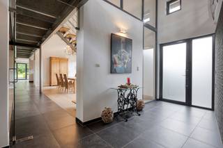 Dankzij haar centrale ligging geniet u van een vlotte bereikbaarheid, nabij winkels, scholen, openbaar vervoer en belangrijke verbindingswegen, terwijl u tegelijk in alle rust woont op een prachtig groen perceel.De woning biedt royale leefruimtes met veel natuurlijke lichtinval en tal van mogelijkheden om ze volledig naar eigen smaak in te richten:Op het gelijkvloers bestaat de woning uit een privé ingang en een praktijk ingang voor de praktijkruimte. Een mooie open woon-en leefruimte met parketvloer en openhaard, grote praktische keuken met ruime berging, en bureauruimte. Eerste verdieping: drie slaapkamers (5 mogelijk), twee badkamers, grote polyvalente ruimte die kan dienen als bureau, speelkamer, 4e en 5e kamer, ... Een belangrijke troef is de mogelijkheid om een vrij beroep uit te oefenen. De indeling van de woning leent zich uitstekend voor een praktijkruimte, kantoor, consultancy, medische of paramedische activiteit, waarbij wonen en werken harmonieus gecombineerd kunnen worden zonder aan privacy in te boeten.Troeven van deze eigendom:Goede EPC Score BVrijstaande woning op een perceel van 24 areGegeerde centrale ligging in GrimbergenRuime en lichtrijke leefruimtesGrote, private tuin met tal van mogelijkhedenUitstekende bereikbaarheidVeel parkingGeschikt voor vrij beroep of kantoor aan huisIdeaal voor gezinnen, zelfstandigen,.. Deze eigendom biedt een unieke kans voor wie op zoek is naar ruimte, comfort en een professionele meerwaarde op een toplocatie in Grimbergen!Interesse? Contacteer ons voor meer informatie of een bezoek ter plaatse en ontdek zelf het potentieel van deze uitzonderlijke villa: olivia.laporte@dewaele.com 0499/46.93.34Bestuursmaatregelen in het maatregelenregister: nee