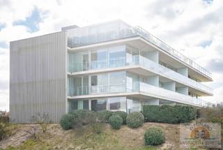 Ontdek dit prachtige appartement, gelegen in het charmante Sint-Idesbald, waar het verfijnde leven aan zee werkelijkheid wordt. Het maakt deel uit van een hoogwaardige residentie van Rietveld Projects, vernoemd naar de visionaire architect Jean Trouvé.<br />De constructie valt op door de warme houten gevelbekleding en het bijpassende houten buitenschrijnwerk, subtiel gecombineerd met duingrassen, waardoor het appartement naadloos opgaat in de natuurlijke omgeving.<br />Dit juweeltje is bijzonder functioneel ingericht met ingemaakte kasten en biedt een comfortabele indeling:<br />- Open keuken volledig geïntegreerd in de leefruimte<br />- Ruime living vol natuurlijk licht dankzij de grote raampartijen<br />- 2 ruime slaapkamers, perfect voor gezin of gasten<br />- Badkamer stijlvol en praktisch afgewerkt<br />Ruim terras, ideaal om te genieten van het zeegevoel en het zonlicht<br />Het appartement biedt een licht zeezicht en een optimale zonoriëntatie, waardoor je op elk moment van de dag kan genieten van de zon en de frisse zeelucht.<br />De ligging is werkelijk ideaal: op wandelafstand van het gezellige culinaire centrum van Sint-Idesbald, met sfeervolle restaurants, een gekende slager, de bekende viswinkel en een topbakkerij. Alles wat je nodig hebt voor een ontspannen en luxueus leven aan de Belgische kust bevindt zich letterlijk binnen handbereik.<br />Er is ook mogelijkheid om een garage bij te kopen in de ondergrond van dit gebouw. <br />Neem gerust contact met ons op indien u geïnteresseerd bent in dit prachtige appartement.