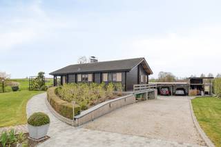 Bent u op zoek naar een landelijk gelegen woning met veel ruimte en potentieel? Deze eigendom biedt een unieke kans voor wie droomt van rust en weidse vergezichten. De woning is volledig onderkelderd, wat zorgt voor een solide basis en extra functionele ruimte. Daarnaast mag de woning uitgebreid of afgebroken en heropgebouwd worden met een maximaal bouwvolume van 1.000 m³.Er zijn ook meerdere bijgebouwen die tal van mogelijkheden bieden. Zo is er een bijgebouw van 36m² voorzien van alle nodige nutsvoorzieningen en een praktische carport. Verder zijn er paardenstallen van 120m² die momenteel dienstdoen als opslagplaats.INDELINGInkomhal - leefruimte - open keuken - nachthal - slaapkamer 1 - slaapkamer 2 - toilet - badkamer (ligbad, lavabo, douche) - slaapkamer 3Kelder: garage - werkplaats - apart toilet - bergruimteALGEMEEN- Gunstige ligging nabij invalswegen- Op 5km van autosnelweg- Centrale verwarming gas (recente ketel)- Zonnepanelen- Bijgebouw: warmtepomp (lucht - lucht)- Rustig en landelijk gelegenInteresse in deze woning te koop in Anzegem? Contacteer ons via 0472 18 64 20 of via matisse.vandererven@dewaele.comDit pand is onderworpen aan de renovatieverplichting van de Vlaamse overheid voor residentiële gebouwen (behoudens bij sloop binnen 5 jaar na de aankoop). Consulteer voor meer informatie de website van het Vlaams Energie- en Klimaatagentschap via https://www.vlaanderen.be/een-woning-kopen/renovatieverplichting-voor-residentiele-gebouwen