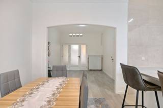 Indeling:Verdieping 1:- inkomhal met ingemaakte kasten- apart toilet- open keuken met eetruimte- aparte woonkamer- badkamer voorzien van een douche, lavabo, toilet en aansluiting voor was- en droogmachine- terras (2m²) bereikbaar vanuit de badkamerVerdieping 2:- nachthal- slaapkamer 1 (12m²)- slaapkamer 2 (18m²)Bijzonderheden:- uitstekende EPC-score (105m²)- asbestveilig- dak werd reeds geïsoleerd- recente condensatieketel (2018)- mobiscore 8,6/10 gelegen vlakbij Colruyt, openbaar vervoer, scholen..Extra:- momenteel verhuurd aan €1.150,00Bent u geïnteresseerd in deze duplex te koop in Hoboken? Aarzel dan niet om contact met ons op te nemen via janice.racaj@dewaele.com of op 03 206 76 73.Wenst u uw eigendom ook te koop of te huur te stellen? We helpen u graag verder.Steeds tot uw dienst om u verder te helpen met al uw vragen over vastgoed!