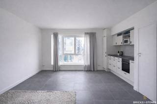 Dit lichtrijke en praktisch ingedeelde 1-slaapkamerappartement bevindt zich in de vernieuwde Slachthuisbuurt op Den Dam, een levendige stadswijk...