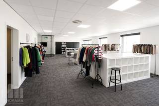 This <strong>790 m²</strong> office space, located on the 2nd floor, offers a professional and pleasant working environment for companies looking to combine comfort, prestige and functionality.<br /><br />The office space features modern glass partitions, creating an open and bright atmosphere. It also includes separate office areas and several meeting rooms, ideal for focused individual work as well as meetings and collaboration. The kitchenette with a pleasant dining area provides employees with a comfortable space for lunch, breaks or informal gatherings. LED lighting further contributes to an energy-efficient and pleasant working environment.<br /><br />The office comes with 20 parking spaces, including 10 indoor and 10 outdoor spaces, providing ample parking for employees and visitors.<br /><br />Available from <strong>1 February 2027</strong>.<br /><br />For further information, floor plans or to arrange a viewing, please contact <strong>PANORAMA B2B </strong>on <strong>0477 09 00 09</strong>.