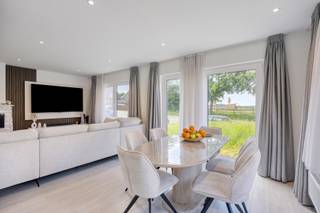 Welkom in deze charmante gerenoveerde driegevelwoning. We komen binnen langs de inkomhal, die leidt naar de woonruimte enerzijds, en anderzijds naar een ruime kamer die kan gebruikt worden naar wens (bureau, slaapkamer, berging). De ruime woonkamer baadt in het natuurlijk licht door de vele vensters en heeft een klassevolle uitstraling. Aansluitend is de keuken, die in 2024 nog een nieuw fornuis kreeg. Op de tweede verdieping vinden we de 3 slaapkamers, waarvan één met eigen dressing en de stijlvolle gerenoveerde badkamer (2024).    Buiten het hoofdgebouw bevinden zich nog de veranda, die leidt naar het grote terras, 2 garages en een tuin, zowel aan de voorkant van het huis als achteraan. Geen renovatieverplichting, conforme elektriciteitskeuring. Dichtbij winkels, alles wat het centrum van Halle te bieden heeft, en belangrijke uitvalswegen. Mis je kans niet en vraag gerust een bezoek aan. We kijken ernaar uit je te verwelkomen. 