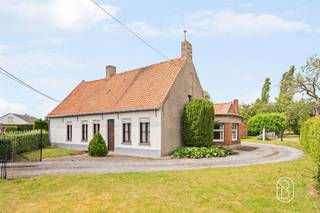 Prachtig gelegen af te breken woning op ca. 5.800 m². Gelegen in een rustige straat, geniet deze eigendom van een prachtig zicht op het groen en absolute rust en privacy.De bestaande woning dient afgebroken te worden (mits akkoord van erfgoed), waarna heropbouw mogelijk is aan het gunstige BTW-tarief van 6% (onder voorbehoud van de geldende voorwaarden).Het perceel biedt een uitzonderlijke oppervlakte en enorm veel potentieel voor wie op zoek is naar ruimte, natuur en mogelijkheden.Een unieke kans voor wie droomt van wonen op een toplocatie in een groene en rustige omgeving.