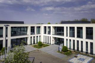 <strong>1.054 m² office</strong> for rent near the Leuvense Steenweg in Zaventem.<br />Superbly located, just off the Leuvense Steenweg and only 2 km from the E40 exit in Steenokkerzeel, offering quick access to the R0 within 2.5 km. The location is also easily accessible by public transport, with Nossegem station located 1.5 km away and several bus stops nearby.<br /><br />The office is located in a modern building in the Ikaros Business Park and is fully equipped with contemporary amenities. The site also offers a variety of facilities, including meeting rooms, a restaurant, seminar rooms, a daycare, and a fitness area with showers. There is ample parking available with charging stations for electric vehicles.<br /><br /><strong>Immediately available!</strong> Other office spaces are also available, ranging from <strong>137 m² to 5.300 m²</strong>, perfect for growing businesses.<br /><br />Contact <strong>PANORAMA B2B</strong> for more information, plans, or to schedule a viewing at <strong>0477 09 00 09.</strong>