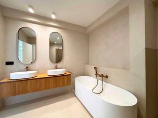 Bent u op zoek naar comfort, licht en een centrale ligging?Dit prachtig gerenoveerde appartement op de vierde verdieping van de Lippenslaan biedt u...