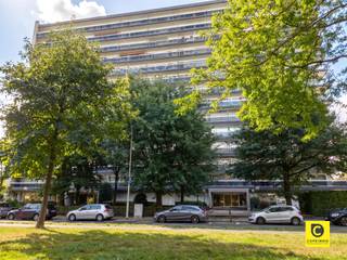 <p><span>Appartement rénové de 2 chambres à coucher sur la Fruithoflaan</span></p><p><span>Cet appartement de 2 chambres à coucher prêt à l'emploi, calme mais situé au centre, avec une grande terrasse orientée au sud, une cave, un abri à vélos et un garage box, bénéficie d'une situation centrale sur la Fruithoflaan à Berchem. Cette propriété est à distance de marche des magasins, des transports publics, des routes d'accès importantes, des écoles,... </span></p><p><span> </span></p><p><span>L'appartement se compose comme suit :</span></p><p><span> </span></p><p><span>Hall d'entrée :</span></p><p><span>Vous entrez dans l'appartement par le hall d'entrée qui dispose d'une armoire encastrée et donne accès à la cuisine, à l'espace de vie et au hall de nuit.</span></p><p><span> </span></p><p><span>Cuisine :</span></p><p><span>La cuisine est équipée d'une cheminée à gaz de haute qualité avec une hotte mécanique. Il y a également un four et un lave-vaisselle. En outre, le plan de travail en pierre naturelle offre un grand espace de travail et de nombreux placards et rangements.</span></p><p><span> </span></p><p><span>Espace de vie et chambres :</span></p><p><span>Le salon, spacieux et surtout accueillant, jouit d'une grande luminosité grâce aux fenêtres rénovées qui donnent accès à la terrasse. Il est situé sur un beau sol stratifié et est équipé de connexions pour la télédistribution. </span></p><p><span>Les deux chambres spacieuses (9,5 m² et 16 m²) bénéficient d'une belle lumière naturelle et offrent un accès à la terrasse spacieuse et ensoleillée avec une orientation sud.</span></p><p><span> </span></p><p><span>Salle de bains et toilettes :</span></p><p><span>La salle de bains carrelée est équipée d'un lavabo avec son armoire de toilette et d'une belle douche à l'italienne. </span></p><p><span>Les toilettes se trouvent dans une pièce séparée et sont équipées d'un lave-mains et d'une ventilation naturelle.</span></p><p><span> </span></p><p><span>Loyer et disponibilité</span></p><p><span>Loyer : €815/mois + €85/mois (garage box)</span></p><p><span>Charges : €180,00/mois (eau, chauffage central, frais d'entretien et de consommation de la communauté et ramassage des ordures)</span></p><p><span>Disponibilité : 1/09/2026</span></p><p><span> </span></p><p><span> </span></p><p><span>Biens complémentaires :</span></p><p><span>- Abri à vélos</span></p><p><span>- Garage box</span></p><p><span>- 3 fenêtres double vitrage</span></p><p><span>- Mobiscore 9,4/10</span></p><p><span>- Rénovation récente</span></p>