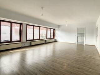 Instapklaar appartement met 3 slaapkamers te huur gelegen pal in het centrum van Nieuwpoort-Stad, Astridlaan 90. Dit appartement ligt op wandelafstand van de markt, openbaar vervoer en de Kaai.<br /><br />Indeling:<br />- inkomhall (7m²)<br />- woonkamer (30m²)<br />- keuken (11m²)<br />- slaapkamer 1 (14m²)<br />- slaapkamer 2 (14m²)<br />- slaapkamer 3 (11m²)<br />- nachthall (2m²)<br />- badkamer (5m²) met bad, toilet en lavabo met spiegelkast<br />- berging met aansluiting wasmachine<br /><br />Troeven:<br />- kleinschalig gebouw<br />- geen gemeenschappelijke kosten (geen lift)<br />- centrale ligging<br />- gunstig EPC<br /><br />Ben je geïnteresseerd in dit pand te huur in Nieuwpoort? Ga naar de website www.dewaele.com, klik op het pand dat je wenst te huren. Via de rode knop "vraag je bezoek aan" vragen we u kort een profiel in te vullen. Daarna nemen we contact op voor een bezoek. Telefonisch kunnen er geen afspraken gemaakt worden.