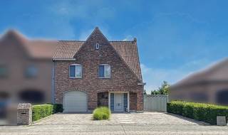 Instapklare en kwalitatief afgewerkte woning met garage en oprit voor drie wagens, op slechts 1 km van De Gavers.Via de inkomhal met gastentoilet kom...