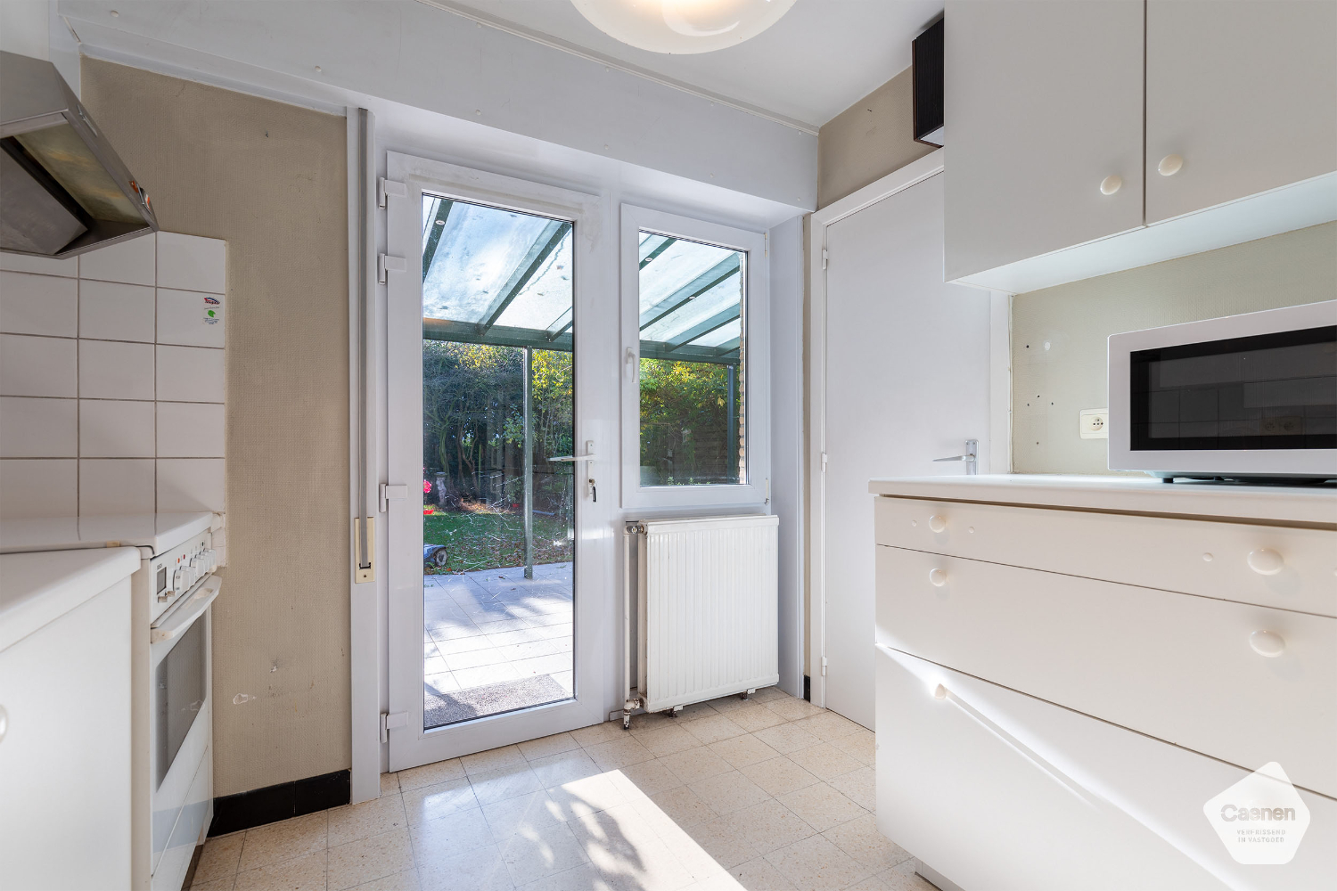 Door groen omgeven te renoveren woning met 4 slaapkamers & garage te Sint-Michiels - foto 4