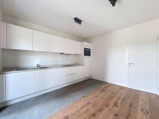 Bruxelles : appartement d'une chambre au troisième étage de la résidence Jaydon. Cet appartement dispose de tout le confort nécessaire et d'un accès facile à la ville.<br /><br />L'appartement se compose d'un hall d'entrée avec toilette séparée, d'un salon spacieux avec une cuisine ouverte et installée et d'un débarras.<br />En outre, cet appartement dispose d'une chambre avec une salle de bains avec douche. <br /><br />Cet appartement est fini avec des matériaux de haute qualité et en tant que locataire, vous bénéficiez également d'une cave et d'un local à vélos commun. <br /><br />Charges : 150 EUR/mois pour les charges communes, le chauffage et l'eau chaude<br /><br />Vous souhaitez visiter cet appartement ? Veuillez demander votre visite sur notre site web www.dewaele.com