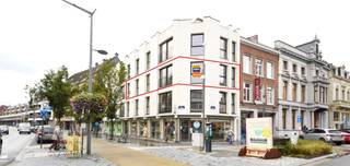 Op de tweede verdieping van een kleinschalige residentie, pal aan de Centrumlaan, vinden we dit compleet gerenoveerde hoekappartement met...