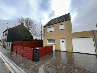 Bekijk de advertentie op www.living-stone.be en plan je bezoek in!Recente ééngezinswoning met inpandige garage en rustige ligging.Deze praktische...