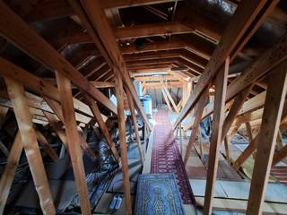 <p></p><p>Een gunstige gelegen gelijkvloerse woning bestaande uit een woonkamer, ingerichte keuken, 3 slaapkamers (1 slaapkamer met ingemaakte kasten), bureeltje, badkamer, veranda, bergplaats, inpandige garage, caport, zolder, tuin met tuinhuis.</p><p>De woning is voorzien van rolluiken (deels automatisch). De woning is gelegen in woongebied, geen dagvaarding, gelegen in een verkaveling, geen voorkooprecht.</p><p></p>