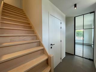 In de jonge en kindvriendelijke verkaveling, <u>Te Groeneweghe </u>te Roeselare (t.h.v. Decathlon) bieden wij deze prachtige, halfopen woning te huur. Deze biedt u niet alleen een rustige ligging, maar ook een vlotte bereikbaarheid naar het centrum van Roeselare alsook een directe aansluiting met de R32!<br /><br /><strong><em><u>De woning werd volledig afgewerkt met kwalitatieve materialen en bestaat uit:</u></em></strong><br /><br /><u>Op het gelijkvloers:</u><br />- Inkomhal met gastentoilet en vestiaire <br />- Zeer ruime en lichtrijke woonkamer<br />- Volledig uitgeruste, open keuken<br />- Wasplaats met keukenberging<br />- Tuin met tuinberging<br />- Carport met plaats voor 2 autostaanplaatsen <br /><br /><u>Op het 1ste verdiep: </u><br />- 3 volwaardige slaapkamers<br />- Badkamer met dubbel lavabomeubel, bad en inloopdouche <br />- Apart toilet<br />- Vaste trap naar de zolder<br /><br /><u><em><strong>Deze uitgeruste nieuwbouwwoning biedt u volgende troeven:</strong></em></u><br />- Zonnepanelen 4200 WP <br />- Regenwaterput van 10.000 liter <br />- E-peil 20 !<br />- Vloerverwarming <br />- Volledig geschilderd<br />- Vliegenramen aanwezig <br />- Alle lichtarmaturen zijn voorzien<br /><br /><strong>Deze nieuwbouwwoning is beschikbaar vanaf 1 OKTOBER 2026. </strong><br /><br />Voor meer inlichtingen of een bezoek, aarzel niet mij te contacteren op het <strong>nummer 051 21 11 11 / WhatsApp +32 471 20 07 47</strong> OF via <strong>victoria@imfiro.be.</strong>