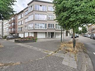 <p><strong>Plan je afspraak in via www.living-stone.be</strong></p><p>Dit appartement gelegen op de 3e verdieping in een klein gebouw (zonder lift) beschikt over een inkomhal, woonkamer, keuken, 2 slaapkamers, badkamer, aparte toilet en een kleine berging.<br />Tevens beschikt het appartement over een privatieve kelder en een garage voor één kleine wagen.</p><p>EPC 245 (klasse E).</p><p>Gelegen in een rustige straat met eenrichtingsverkeer, op wandelafstand van openbaar vervoer en scholen.</p><p><strong>Onmiddelijk beschikbaar.</strong> Maandelijkste lasten van<strong> € 165</strong> voorschot voor water en verwarming.</p>