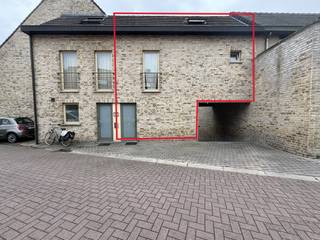 <strong>Duplex appartement </strong><strong>met één slaapkamer, terras en ondergrondse autostaanplaats.</strong><br /><br />Het appartement beschikt op het gelijkvloers over een keuken, apart toilet en wasplaats. Op de eerste verdieping is de woonkamer voorzien, de badkamer en berging met ingemaakte kasten. Op de 2e verdieping bevindt zich de ruime slaapkamer met alsook ingebouwde kasten.<br /><br />Bijzonderheden: <br />- EPC: C-label<br />- Terras<br />- Ondergrondse autostaanplaats