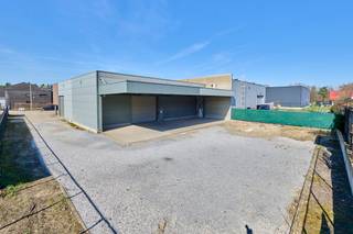 <p>Bedrijfsgebouw van 570m² op een perceel van 1380m² gelegen op de "KMO-zone Molenheide" in Zonhoven. Zeer goede verbinding met de E314 (4km - 5min.). Dit gebouw bestaat uit 350m² magazijn, 110m² kantoor en de mogelijkheid om een conciërgewoning van 110m² in te richten op de verdieping. Verder zijn er zonnepanelen (24WP), een warmtepomp en is er waterrecuperatie voorzien. Er is een buitenterrein van 465m² achter het gebouw, waarvan 155m² overdekt dmv een luifel.<br /><br />KENMERKEN HAL:<br />- oppervlakte: 350m² + 155m² luifel<br />- vrije hoogte: 6m<br />- stalen constructie met geïsoleerde sandwichpanelen en steeldeck<br />- 2 elektrische sectionaalpoorten<br />- voorzien van kleedruimte en sanitaire cel<br /><br />KENMERKEN KANTOREN:<br />- oppervlakte: 110m² <br />- indeling: landschapskantoor, sanitiar en refter <br />- voorzien van al het hedendaags comfort: zonnepanelen, airco, data-netwerk<br /><br />KENMERKEN KANTOREN/CONCIËRGEWONING:<br />- oppervlakte: 110m² <br />- indeling: twee open ruimtes<br />-conciërgewoning: verder af te werken <br /><br />TROEVEN:<br />- multifunctioneel gebouw dat eveneens te koop is <br />- zonnepanelen: voordelige stroom tijdens de zonuren<br />- mooi buitenterrein (500m²), deels overdekt</p>