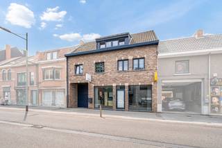 <strong>Ruime en veelzijdige eigendom met aanpalend magazijn, achter uitweg en tal van mogelijkheden, gelegen in het centrum van de dorpskern. </strong><br />Vooraan een bureel ruimte / winkelruimte met aparte ingang ( makkelijk te integreren bij woning.)<br />lange oprij naar magazijn van 200 M² Met bureel en sanitaire ruimte ( ook toegankelijk via hoge poort aan achterzijde wat een grote troef is ) <br />aparte ingang voor de ruime woning met 5 slaapkamers en 2 badkamers<br />gezellige ruime living met in het middelpunt een spekkachel, ingerichte keuken met eethoek, wasplaats / berging, badkamer met douche <br /><strong>1 ste verd </strong> 4 slaapkamers en een 2 de badkamer met badmeubel en ligbad <br /><strong>2 de verd </strong>2 zeer ruime slaapkamers <br />terras naast de woning tuin achter het magazijn <br />Aansluitend bevindt zich een functioneel magazijn van maar liefst 200 m², voorzien van hoge inrijpoorten en een volledige doorrit naar de achterzijde van het eigendom. Ideaal voor wie op zoek is naar een combinatie van wonen en werken, opslagruimte, een atelier of het stallen van bestelwagens, mobilhomes of andere grotere voertuigen.<br />TOTALE GRONDOPPERVLAKTE 663 M² <br />EPC 296<br />