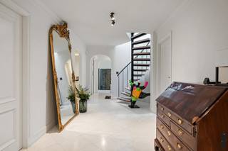 <p><strong>Exclusieve penthouse met panoramische terrassen in het prestigieuze parkdomein Wilaard te Kapellen<br /><br /></strong>In het gegeerde en volledig afgesloten <strong>parkdomein Wilaard</strong> bevindt zich deze uitzonderlijke <strong>penthouse</strong> op een toplocatie nabij het centrum van Kapellen. Omringd door groen, rust en privacy geniet u hier van een unieke woonbeleving met prachtige zichten over het domein. Dankzij de royale leefruimtes, hoogwaardige afwerking, meerdere terrassen en een indrukwekkend dakterras behoort dit appartement tot de absolute top van het residentieel aanbod in de regio.<br />De lift brengt u rechtstreeks naar de privatieve inkomhal van het appartement, waar een stijlvolle <strong>marmeren vloer</strong>, vestiairekast en gastentoilet meteen de toon zetten.</p>
<p><strong>Indeling<br /></strong>- Ruime en lichtrijke <strong>leefruimte op parketvloer<br /></strong>- Gezellige zithoek met <strong>open haard</strong>, maatkasten en grote schuiframen<br />- Aparte televisie- en leeshoek met ingebouwde bibliotheekkasten<br />- Volledig vernieuwde <strong>leefkeuken (2024)</strong> met ontbijthoek<br />- Rechtstreekse toegang tot het ruime <strong>zuidgerichte terras<br /></strong>- Praktische keukenberging<br />- Ruime bijkeuken/wasplaats met veel kastruimte<br />- Royale <strong>master suite</strong> met dressing<br />- Luxueuze badkamer in wit marmer met ligbad, douche, dubbele lavabo en toilet<br />- Tweede ruime slaapkamer met aansluitende dressing<br />- Tweede badkamer in wit marmer voorzien van ligbad, douche, dubbele lavabo en toilet<br />- Extra berg- en wasruimte</p>
<p><strong>Verdieping<br /></strong>Via een vernieuwde eiken trap bereikt u de bovenverdieping.<br />- Derde slaapkamer, bureau of multifunctionele ruimte<br />- Rechtstreekse toegang tot het spectaculaire <strong>dakterras<br /></strong>- Maximale privacy en panoramisch uitzicht</p>
<p><strong>Terrassen en buitenruimte<br /></strong>- Groot <strong>zuidgericht terras</strong> aansluitend aan leefruimte en keuken<br />- Gigantisch <strong>dakterras</strong> zonder inkijk<br />- Elektriciteit, verlichting en wateraansluitingen voorzien<br />- Elektrische zonneluifels en zonnescreens<br />- Uitzicht op het prachtig aangelegde parkdomein</p>
<p><strong>Bijzonderheden<br /></strong>- Gelegen in het exclusieve <strong>parkdomein Wilaard<br /></strong>- Volledig afgesloten residentieel domein<br />- Lift rechtstreeks tot in het appartement<br />- <strong>Leefkeuken vernieuwd in 2024<br /></strong>- Twee slaapkamers met dressing en eigen badkamer<br />- Airconditioning in keuken en bijkeuken<br />- Overal vliegenramen<br />- 3 terrassen<br />- Dak recent vernieuwd en extra geïsoleerd<br />-<strong> Dubbele garage voor 2 wagens<br /></strong>- Privatieve parkeerplaats<br />- Ruime privatieve kelderberging<br />- Mede-eigendom van een groen domein met tuin en bos achter het gebouw</p>
<p><strong>Ligging<br /></strong>Wilaard geniet een uitstekende ligging op wandelafstand van het centrum van Kapellen, winkels, horeca, openbaar vervoer en het station. Het domein staat bekend om zijn exclusieve karakter, veiligheid en uitzonderlijk groene omgeving, waardoor u hier geniet van een unieke combinatie van rust, privacy en bereikbaarheid.<br /><br /><strong>Een uitzonderlijke penthouse waar ruimte, luxe, privacy en natuurbeleving harmonieus samenkomen. De combinatie van hoogwaardige afwerking, royale terrassen en een unieke ligging in het prestigieuze domein Wilaard maakt van deze eigendom een zeldzame opportuniteit in Kapellen.</strong></p>