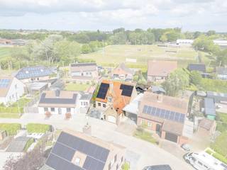 Deze landelijke woning bevindt zich in een rustige woonwijk in Koekelare, met als extra troef het speelplein en de recreatiezone De Mote grenzend aan de achtertuin. Ideaal voor gezinnen die houden van rust, maar toch dicht bij alle voorzieningen willen wonen zoals scholen, winkels, openbaar vervoer en speeltuinen.<br /><br />Indeling van de woning:<br />U komt binnen via de inkomhal met gastentoilet. Van hieruit bereikt u de lichtrijke leefruimte met zicht én toegang tot de zonnige tuin. Aansluitend vindt u de volledig ingerichte keuken, een handige berging/wasplaats, een douchekamer (perfect na tuinwerk of buitenspelen van de kinderen en/of hond) en een inpandige garage.<br /><br />Op de eerste verdieping bevinden zich drie volwaardige slaapkamers, een badkamer met bad, toilet en lavabomeubel, en een praktische zolderruimte voor extra opslag.<br /><br />De afgesloten tuin biedt volledige privacy en is een zalige plek om tot rust te komen.<br /><br />Troeven van de woning? <br />✔ Regenwater aanwezig<br />✔ Zonnepanelen <br />✔ Blanco elektriciteitsrapport <br />✔ Geen renovatieverplichting <br /><br />Geïnteresseerd? Contacteer ons gerust voor een bezoek en ontdek deze woning.