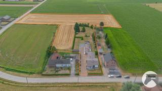 <strong>ZOTTEGEM - Rustig gelegen bungalow in het groen</strong><br /><br />Op zoek naar een woning waar rust, ruimte en een uitstekende bereikbaarheid hand in hand gaan? Deze verzorgde bungalow is gelegen op een prachtig perceel van 1 ha 44a 70ca, bestaande uit het woonperceel én de aanpalende weide van 99a 43ca, die inbegrepen is in de vraagprijs. Omgeven door groen en met een vrij uitzicht over de omliggende velden geniet u hier van een uitzonderlijke landelijke ligging. Ondanks deze rustige omgeving bevinden het centrum van Zottegem en de belangrijkste verbindingswegen zich op korte afstand, waardoor u het beste van twee werelden ervaart.<br /><br />De woning werd doorheen de jaren steeds goed onderhouden en biedt een solide basis voor wie graag een eigen toets aan zijn toekomstige thuis geeft. De bungalow omvat een inkomhal met gastentoilet, een lichtrijke leefruimte met aansluitende eetplaats en keuken, drie slaapkamers, een badkamer en een praktische kelder. Dankzij de gelijkvloerse indeling, de aangename leefruimtes en het mooie contact met de tuin beschikt deze woning over heel wat potentieel om ze volledig naar eigen smaak op te frissen en te moderniseren.<br /><br />Aansluitend bevindt zich een afzonderlijk bijgebouw met een volledig ingerichte studio, voorzien van een eigen badkamer en kitchenette. Samen met de twee garages biedt dit bijgebouw tal van mogelijkheden.<br /><br />De fraai aangelegde tuin vormt een groene oase waar u in alle privacy kunt genieten van de rust en het open landschap. Voor wie op zoek is naar nog meer ruimte, is op wandelafstand van de woning bovendien nog een landbouwgrond van 69a 71ca beschikbaar die afzonderlijk kan worden aangekocht. Hierdoor is deze eigendom uitermate geschikt voor paardenliefhebbers of voor het houden van andere dieren, maar ook voor wie droomt van extra buitenruimte of een landelijke hobby.<br /><br />Deze eigendom combineert een uitzonderlijke groene ligging met een vlotte bereikbaarheid en biedt een unieke kans voor wie op zoek is naar een goed onderhouden woning met opfrispotentieel, veel privacy en tal van mogelijkheden.<br /><br />Neem gerust contact met ons op voor meer informatie of plan vandaag nog uw bezoek via 053/60.65.66. Wij leiden u graag rond.