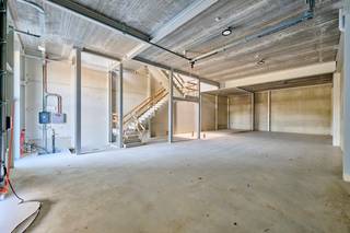 <p>KMO-unit te koop Genk - BEDRIJVENPARK KOMPELLAAN<br /><br />Bedrijvenpark Kompellaan: 21 moderne KMO-units langsheen de Kompellaan in Genk. Dit complex biedt kleine en middelgrote ondernemingen de perfecte plek om te starten, groeien en te innoveren. De unit 15 heeft een totaaloppervlakte van 572m² en beschikt over 4 parkeerplaatsen. De unit wordt casco opgeleverd.<br /><br />KMO-Unit 15<br />- oppervlakte: 200m² gelijkvloers &amp; 183m² 1e verdieping (21m² terras) &amp; 189m² 2e verdieping (9m² terras)<br />- staalstructuur met geïsoleerde wanden en dak<br />- sectionaalpoort 4mbr x 4,2m<br />- 4 privatieve parkeerplaatsen<br />-liftvoorziening<br /><br />Voor meer info 011/39 90 50 of info@jansenrealestate.be<br />https://www.jansenrealestate.be/project-kompellaan/6190088/</p>
