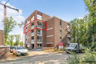 VERKOOP ONDER REGISTRATIE 2%!(voor rechthebbenden) Instapklaar, energiezuinig en voorzien van alle comfort!<br /><br />Op een uitstekende locatie, op wandelafstand van het centrum van Genk, vinden we dit recente en bijzonder goed uitgeruste appartement met één slaapkamer.<br /><br />Het appartement beschikt over een ruime en moderne keuken, voorzien van alle nodige comfort, en een mooie badkamer met inloopdouche. De slaapkamer is praktisch ingericht met een handige inbouwkast.<br /><br />Een absolute troef is het mooie terras met een prachtig open zicht, waar u heerlijk kan genieten van de buitenlucht.<br /><br />Verder beschikt het appartement over een ondergrondse parkeerplaats en een praktische kelderberging.<br /><br />Ook op energetisch vlak scoort deze woning uitstekend dankzij het EPC-label A. Bovendien is de elektrische installatie conform, wat zorgt voor extra gemoedsrust.<br /><br />PLUSPUNTEN:<br />+ Op wandelafstand van Genk centrum<br />+ Inbouwkast in de slaapkamer<br />+ Mooi terras met prachtig zicht<br />+ Ondergrondse parkeerplaats<br />+ Kelderberging<br />+ EPC-label A<br />+ Elektrische installatie conform<br />+ ... <br /><br />Een ideale woning voor starters, alleenstaanden, koppels of als interessante investering. Een bezoek is zeker de moeite waard!