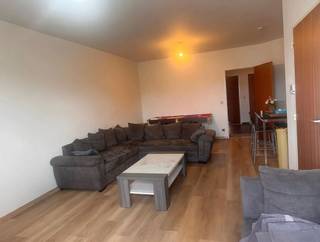 Ruim 2-slaapkamer appartement met terras en garagebox is gelegen in de rustige De Tomermaat te Brasschaat, op fietsafstand van het centrum alsook het mooie Park van Brasschaat.Indeling (geen lift) - ruime inkomhal met vestiairekast, apart toilet, lichte woonkamer met verzorgde keuken, aparteberging, 2 slaapkamers waarvan 1 met toegang tot het terras. prijs garage €75/maand - Maandelijkse lasten: €85 (inclusief provisie water)