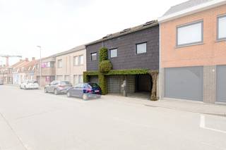 Op wandelafstand van het centrum kunt u deze woning, type loft stijl, met carport en garage (met wasruimte), aangelegde tuin en twee terrassen terugvinden.<br />De woning is gelegen op een oppervlakte van 361 m².<br />Bouwjaar 1995.<br /><br />Indeling:<br />Gelijkvloers: ruime bureelruimte - 1 ruime slaapkamer (mits plaatsen wand mogelijk om tweede slaapkamer bij te maken, centrale verwarming gas) - toilet - badkamer (leidingen zijn aanwezig).<br /><br />Verdieping 1: ruime gezellige woonkamer (parket, centrale verwarming gas) - open ingerichte keuken met eethoek.<br /><br />Verdieping 2: 1 Master bedroom (op maat gemaakte kast voorzien van verlichting) - badkamer (bad, douche, toilet, dubbele lavabo).<br /><br />Algemeen:<br />- Overal automatisch rolluiken aanwezig<br />- Garage voorzien van op maat gemaakte kasten<br />- Volledig omheinde, onderhoudsvriendelijke tuin<br />- Staalbouw type (buitenwanden in betonblokken)<br />- Beschikbaar bij akte<br />- EPC 262 - label C<br />- Elektriciteitskeuring niet conform<br />- Mogelijk om aankoop te doen via overname aandelen<br />- Vg, Wg, Gmo, Gvkr, Vv<br /><br />Ideaal pand om vrij beroep uit te oefenen.