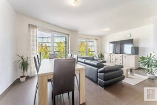 Mooi 2-slpk appartement op de tweede verdieping van Residentie Den Trog, gelegen aan het Kerkplein in Rumbeke. Een ideale ligging voor wie graag beweging en passage ziet vanuit de woonkamer!<br />Het gebouw dateert van 2008, het appartement zelf bevindt zich in een goed onderhouden staat en wordt momenteel verhuurd (beschikbaarheid appartement in overleg met huurder).<br />Het appartement heeft twee terrassen (straatzijde &amp; achterzijde) waardoor je van 's morgens tot 's avonds in de zon kunt genieten.<br />Details indeling:<br />Inkomhal - badkamer (douche) - toilet - woonkamer met open ingerichte keuken - berging/wasplaats - terras/balkon (zicht op Kerkplein, NO-gericht) - slaapkamer 1 - slaapkamer 2 - terras (ZW-gericht).<br />Het appartement beschikt eveneens over een ondergrondse garagebox, dewelke verplicht wordt mee aangekocht met het appartement. (vraagprijs 28.000 euro).<br /><br />Interesse? Contacteer Sarah: sarah@futurimmo.be