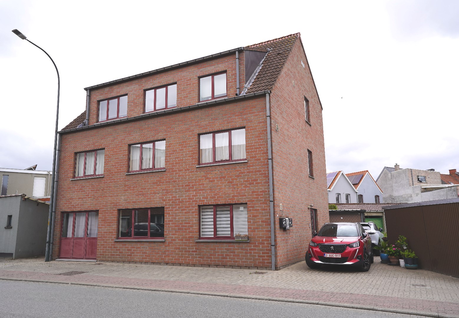 Op te frissen BUILDING met 3 feitelijke appartementen &amp; 3 garages. - foto 1