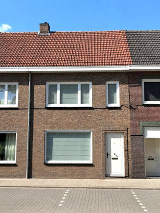 YES! Voor dit pand kan je zélf een afspraak inboeken! Ga naar de advertentie op onze website www.justwonen.be en plan meteen je afspraak in.<br /><br />Sfeervol wonen. Da’s wat we dachten toen we de eerste keer dit stulpje binnenstapten. Gezellige parketvloeren, warme materialen, huiselijke keuken, veel lichtinval én tot in de puntjes in orde. Een cosy huisje waar je kan thuiskomen. <br /><br />En zelfs de tuin werd in hetzelfde thema ingericht: een gezellige overkapping, een stukje gras, wat bloemen en een boompje. Niet teveel gedoe, zonder dat het te clean wordt. En da’s de kunst, toch?<br /><br />By the way: dit is inderdaad een rijhuis, maarrrr je hebt ook een toegang via de achterzijde. Daar heb je nog een (grote) garage en een toegang naar je tuin. <br /><br />Indeling:<br />Via de kleine inkomhal komen we meteen in de woonruimtes. Alle overbodige muren werden verwijderd, zodat je optimaal het licht aan de voor- en achterzijde van de woning binnenkrijgt. Aan de voorzijde vinden we een woonkamer, gevolgd door een eetkamer, die dan weer doorloopt in de keuken. Compact, maar charmant, en een aantal jaren geleden in een nieuw jasje gestopt. Ze is voorzien van alle nodige snufjes.<br /><br />Aan de achterzijde vinden we nog een volledig vernieuwde wasplaats, met ook nog een toilet. <br /><br />Boven zijn 2 slaapkamers, waarvan eentje voorzien werd van een kastenwand. Ook de badkamer vinden we hier, met een dubbele wastafel, bad, inloopdouche en toilet. <br /><br />Er is een zolder aanwezig voor de rommeltjes die je stiekem liever niet in ’t zicht wilt als er bezoek langskomt. <br /><br />Je beschikt over een eigen garage, maar een 2de auto kan je gemakkelijk kwijt op de (publieke) parkeerplaatsen voor je deur.