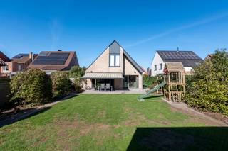 <strong>Deze ruime vrijstaande woning is gelegen op een perceel van 600 m² in een rustige straat nabij het centrum van Arendonk.<br />De woning heeft o.a: 3-4 slaapkamers, waarvan één op de begane grond , garage, kelder en ruime leefruimtes. <br />De woning is voorzien van zonnepanelen en is instapklaar.</strong><br /><br /><span>Gelijkvloerse verdieping</span><br /><span>Inkomhal met gastentoilet en toegang tot de ruime en lichte woonkamer met uitzicht over de tuin.</span><span><br />De open keuken is ruim en voorzien van veel kastruimte en de nodige inbouwapparatuur. <br />Aangrenzend aan de keuken is er toegang tot een praktische bijkeuken/wasplaats en een inpandige garage.<br /></span>De hoofdslaapkamer is te bereiken via de inkomhal en er is een badkamer voorzien van bad, douche en wastafel.<br /><br /><span>Verdieping<br /></span><span>Via de trap in de woonkamer is de ruime nachthal te bereiken met toegang tot twee slaapkamers en een grote ruime multifunctionele ruimte van circa 85m².</span><br /><br />Kelder: De woing is gedeeltelijk onderkelderd op stahoogte.<br /><br /><span>Buitengebeuren</span><br /><span>De voortuin is ruim en er is parking op eigen terrein.</span><br /><span>De aangelegde achtertuin is gelegen op het zuiden en is onderhoudsvriendelijk.</span><br /><br /><span>Bijzonderheden</span><br /><span>- Bouwjaar 1995</span><br /><span>- EPC: Label C<br /></span>- zonneboiler en laadpaal aanwezig<br /><span>- Centrale verwarming/ hetelucht verwarming op aardgas.</span><br /><span>- Gunstige ligging in een rustige straat nabij centrum Arendonk en Nederlandse grens</span>