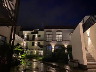 Luxe duplex in hartje Turnhout in beveiligde en rustige cluster Oud Hemdenfabriek Vita. Open keuken met ruime living. Terras voor en achterkant appartement. Badkamer met ligbad en ruimte voor een beperkt kantoortje. <br />Beschikbaar vanaf 01JUL2026.