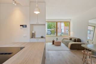 <p><span>Gerenoveerde halfopen woning met 4 slaapkamers, tuin en garage in Edegem.</span></p><p><span> </span></p><p><span>Aan de Adolf Queteletlaan 19 in Edegem vinden we deze smaakvol gerenoveerde halfopen bebouwing. De woning werd in 2026 vernieuwd en combineert een lichte, warme inrichting met hedendaags wooncomfort. Dankzij de </span><span>warmtepomp, zonnepanelen en het EPC-label A</span><span> geniet je hier van een energiezuinige woning. Ook de elektriciteit is conform.</span></p><p><span> </span></p><p><span>Op het gelijkvloers geniet de aangename leefruimte van veel natuurlijk licht. De open keuken met kookeiland sluit mooi aan op de eetruimte, waar grote raampartijen zicht en toegang bieden tot het terras en de tuin. Een fijne plek om te ontspannen of gezellig buiten te eten.</span></p><p><span> </span></p><p><span>Op de verdiepingen bevinden zich vier kamers, ingericht als </span><span>drie slaapkamers en een afzonderlijke bureaukamer</span><span>. Die laatste is ideaal voor wie thuiswerkt of een rustige studie- of hobbyruimte zoekt. Op de bovenste verdieping bevindt zich een comfortabele slaapkamer met badkamer en dressing. In totaal beschikt de woning over twee badkamers, wat zorgt voor extra comfort voor het hele gezin.</span></p><p><span> </span></p><p><span>De afwerking in zachte tinten en de warme houtaccenten geven de woning een uitnodigende uitstraling. De garage biedt praktische parkeer- en bergruimte, terwijl ook de eigen oprit plaats biedt voor een wagen.</span></p><p><span> </span></p><p><span>Op zoek naar een instapklare, energiezuinige woning in Edegem? Contacteer REANT voor meer informatie of een bezoek via </span><span><span>info@reant.be</span></span><span> of </span><span>03 283 06 06</span><span>.</span></p>