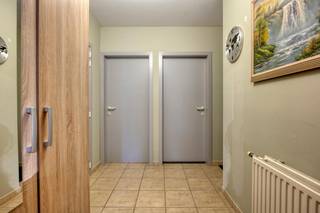 Indeling als volgt:<br />GELIJKVLOERS: <br />- Ruime inkomhal op tegelvloer.<br />- Gastentoilet.<br />- Leefruimte (circa 35m²) met zicht op en toegang tot de tuin.<br />- Keuken ingericht met dubbele spoelbak, keramisch kookvuur, oven, koelkast met vriesvak en voldoende opbergruimte.<br />- Grenzend aan de keuken is de berging/wasplaats met aansluiting voor was- en droogmachine.<br />- Ingerichte badkamer voorzien van ligbad, douche en dubbele wastafel met kastruimte.<br />- 2 slaapkamers (ca. 13m² en 8m²) <br /><br />Bijzonderheden:<br />- Tuin met privatief terras.<br />- Ondergrondse en privatieve garagebox.<br />- Bewoonbare oppervlakte van ca. 96m².<br />- Syndicus aanwezig.<br />- Gunstig EPC-label B (198 kWh/m²)<br />- Elektriciteit is niet-conform gekeurd. Asbestveilig volgens bouwjaar na 2001.<br />- Radiatoren op aardgas.<br />- Bouwjaar 2001.<br />- Gelegen in het centrum van Gooreind vlakbij winkels, openbaar vervoer en scholen<br />- Momenteel correct verhuurd. Vraag uw rendementsberekening via ons kantoor. <br /><br />Interesse om dit instapklare appartement in het centrum van Gooreind te bezichtigen?<br />Vraag je bezoek aan via ons kantoor of bel naar 03/369.42.50.<br /><br />(ver-)Kopen of (ver-)huren in de Noorderkempen?<br />Met vragen kan u altijd bij ons terecht!<br />Dewaele Vastgoed<br /><br />De eigendom wordt aangeboden via de Pre-sale formule. Van 28/10/2026 om 14:00 tot 02/11/2026 om 16:00 kan u het appartement op afspraak komen bezichtigen en een bod uitbrengen. De vermelde prijs is een instelprijs. Voor meer info, gelieve contact op te nemen met de dossierverantwoordelijke.<br /><br />Bestuursmaatregelen in het maatregelenregister: nee