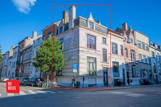 - Bewoonbare oppervlakte: 180 m2- Vlakbij het centrum,- Waaier aan mogelijkheden.Deze te renoveren eengezinswoning heeft een bewoonbare oppervlakte...